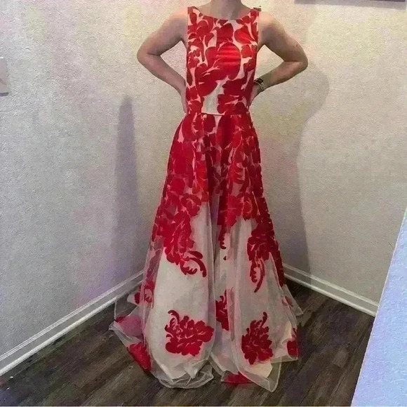 Windsor Dresses & Skirts - Red and beige floral prom dress. Size 3 from Windsor.